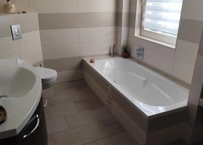 Mit 2 Schlafzimmern بيت للعطل آنغرمونده